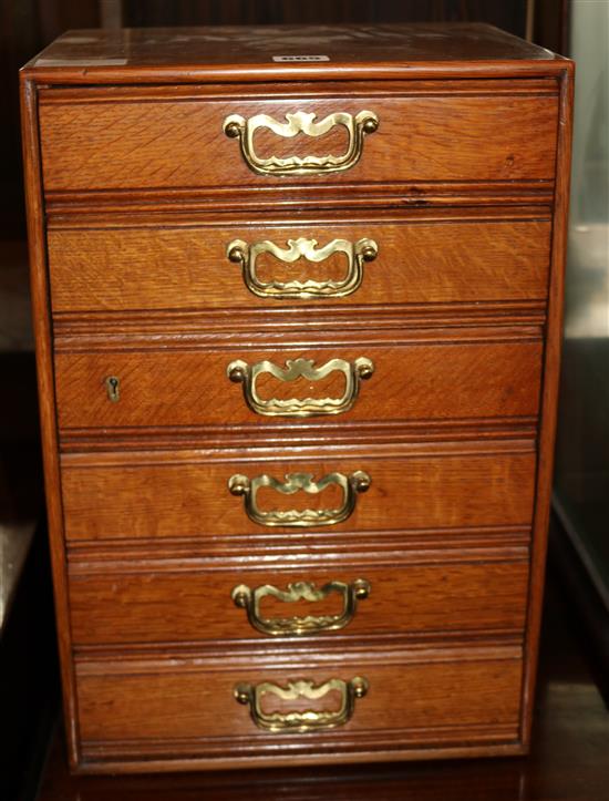 Small index cabinet of drawers